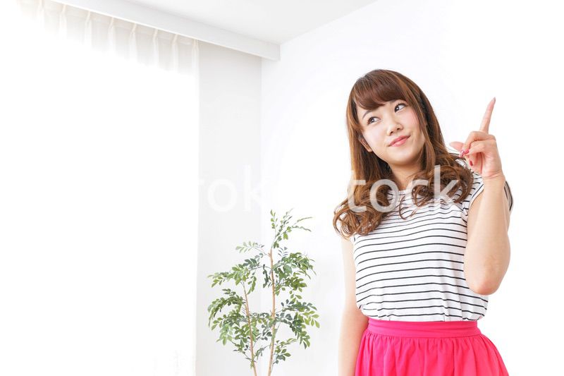 指をさす女性
