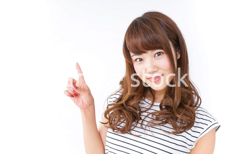 指をさす女性