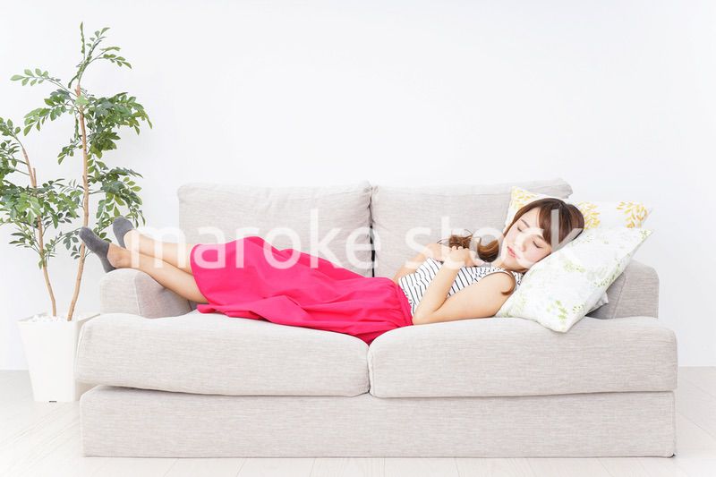 ソファで寝る若い女性
