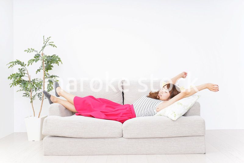 ソファで寝る若い女性