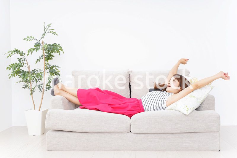 ソファで寝る若い女性