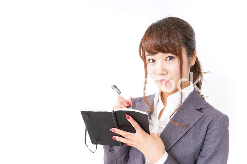 ノートを取るビジネスウーマン