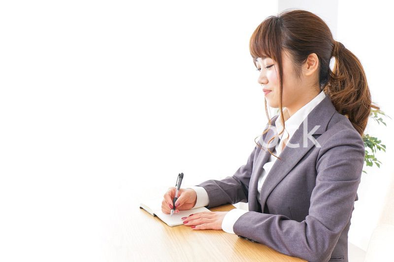 ノートを取るビジネスウーマン