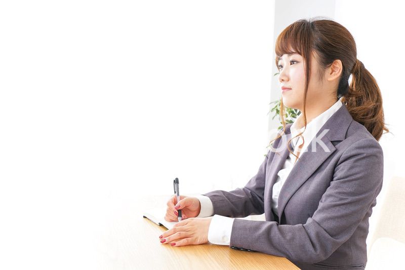 ノートを取るビジネスウーマン