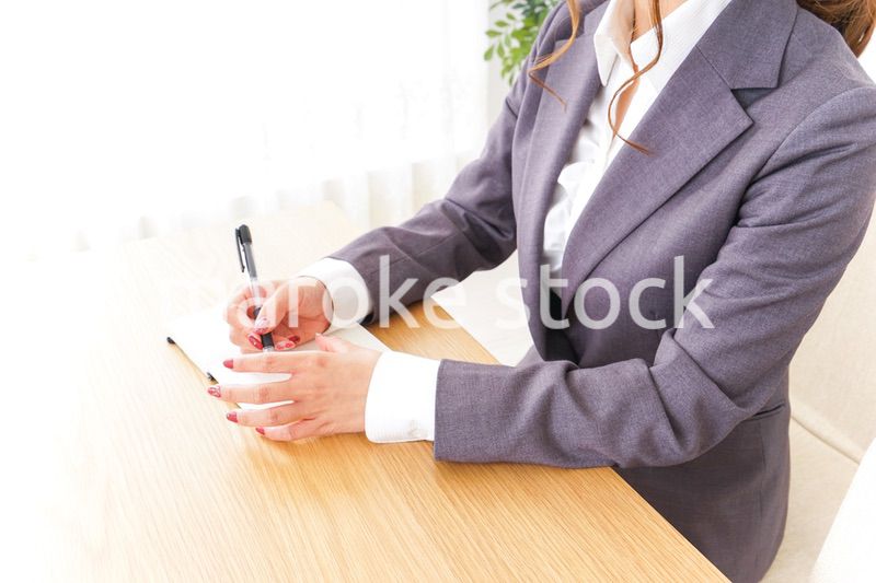 ノートを取るビジネスウーマン