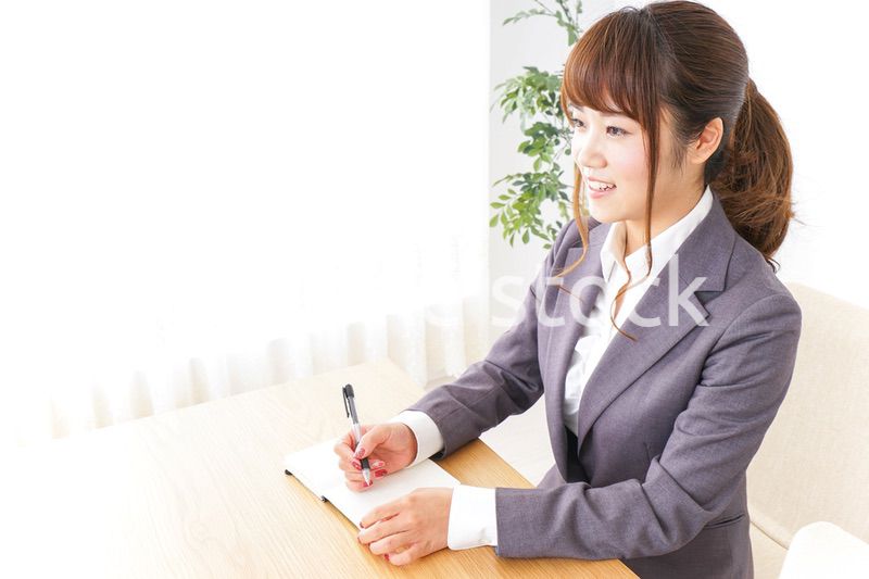 ノートを取るビジネスウーマン