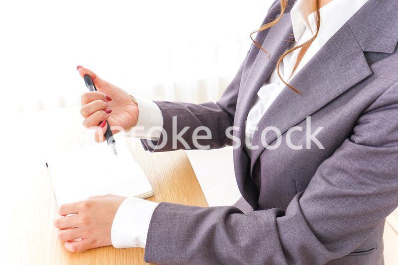 ノートを取るビジネスウーマン