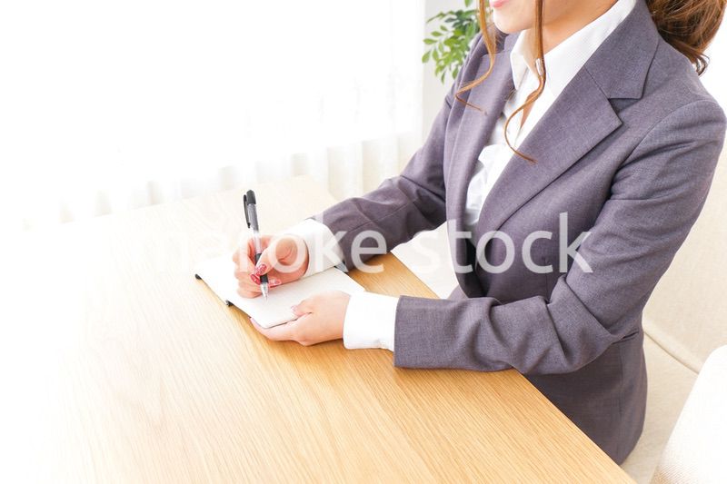 ノートを取るビジネスウーマン