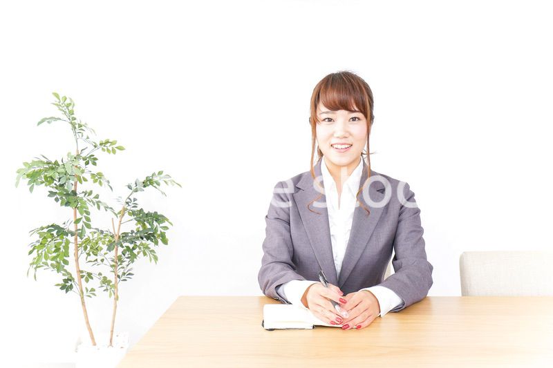 ノートを取るビジネスウーマン