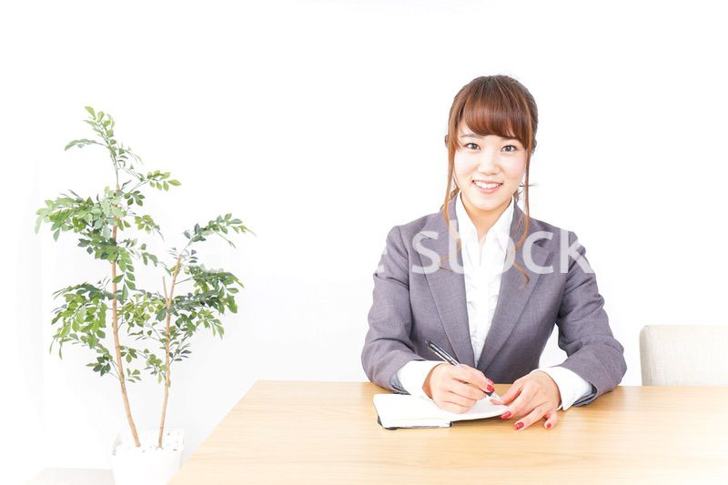 ノートを取るビジネスウーマン