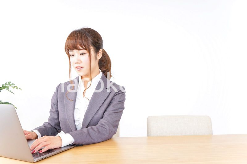 パソコンとビジネスウーマン
