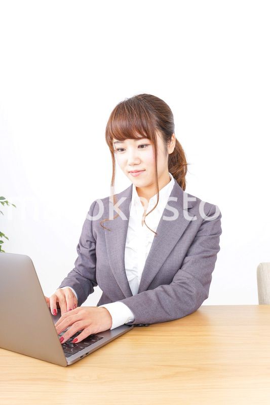 パソコンとビジネスウーマン