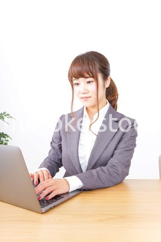 パソコンとビジネスウーマン