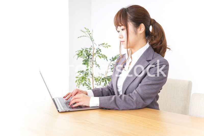 パソコンとビジネスウーマン
