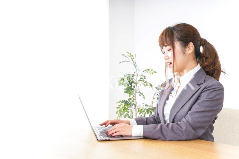 パソコンとビジネスウーマン