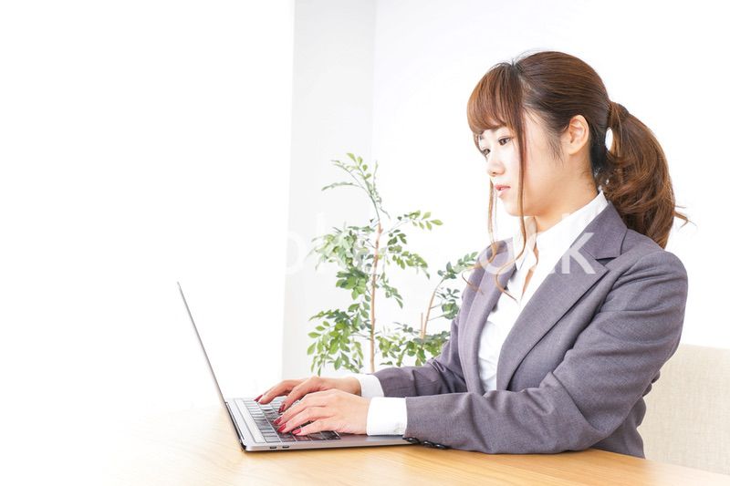 パソコンとビジネスウーマン