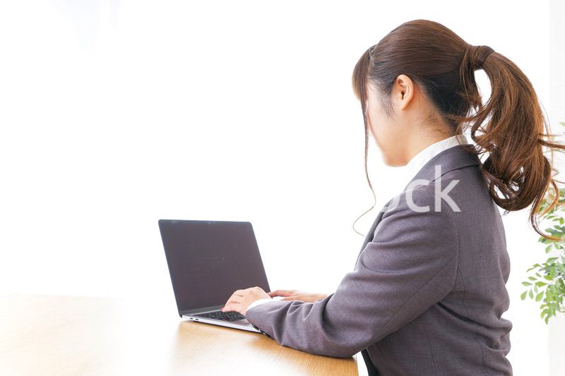 パソコンとビジネスウーマン