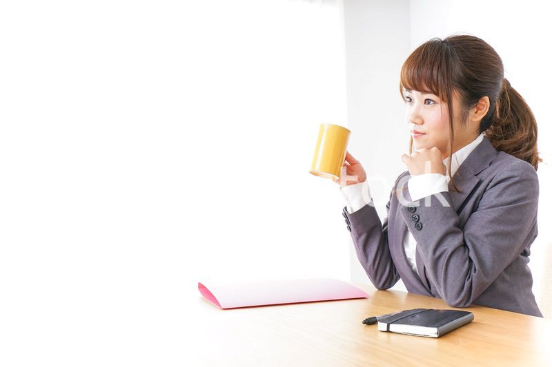 マグカップを持つビジネスウーマン