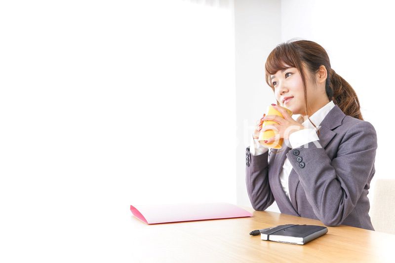 マグカップを持つビジネスウーマン