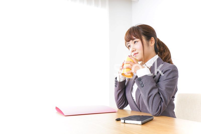 マグカップを持つビジネスウーマン