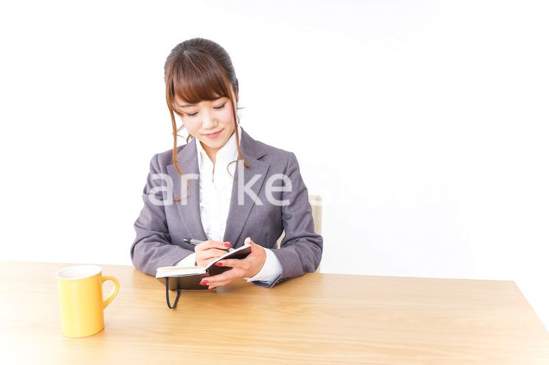 ノートを取るビジネスウーマン