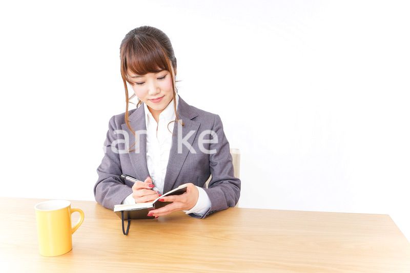 ノートを取るビジネスウーマン