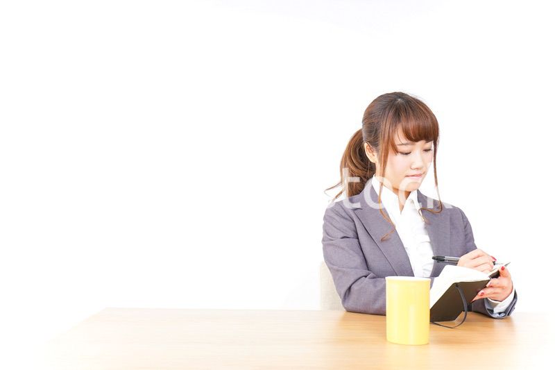 ノートを取るビジネスウーマン