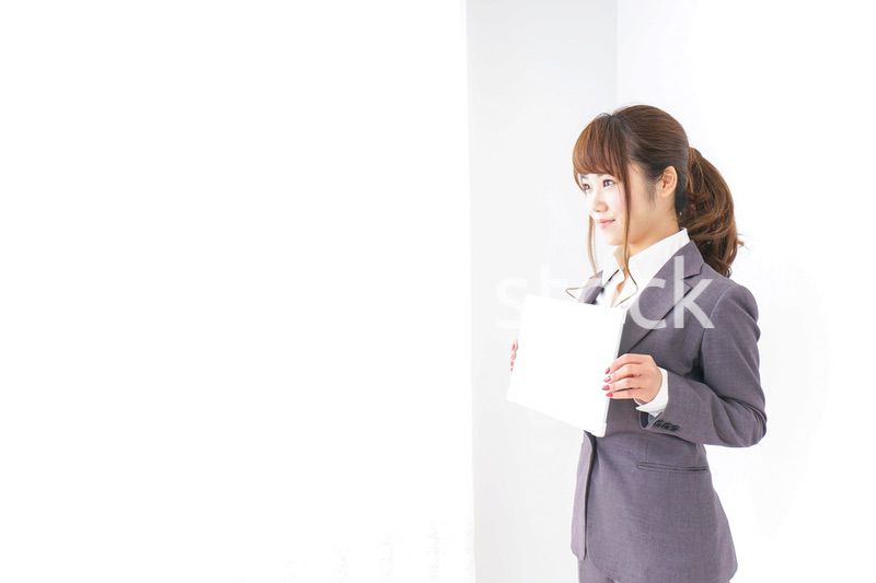 ホワイトボードを持つビジネスウーマン