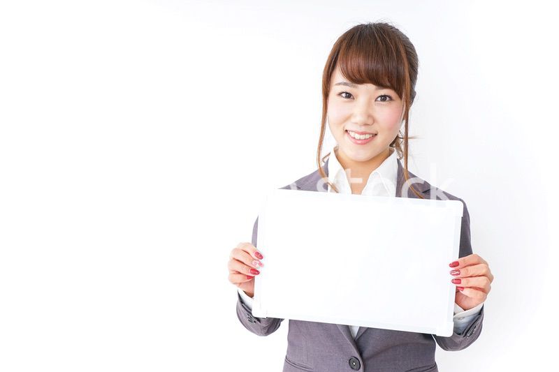 ホワイトボードを持つビジネスウーマン