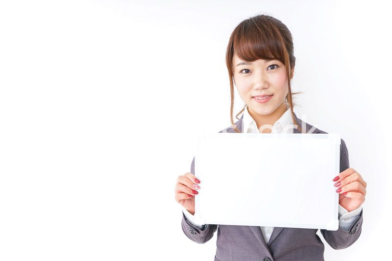 ホワイトボードを持つビジネスウーマン