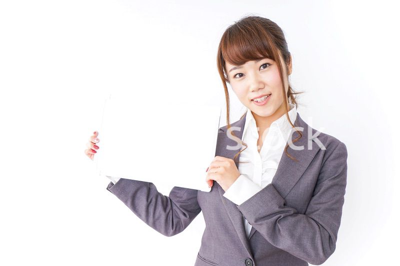 ホワイトボードを持つビジネスウーマン