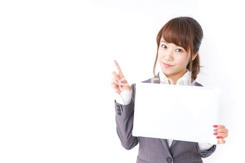 ホワイトボードを持つビジネスウーマン