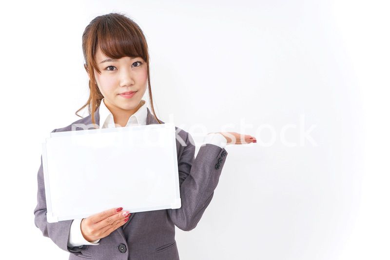ホワイトボードを持つビジネスウーマン