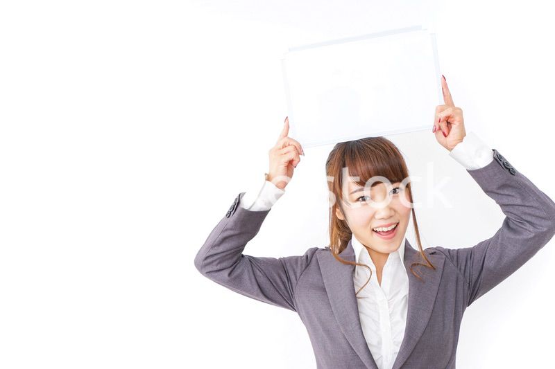 ホワイトボードを持つビジネスウーマン