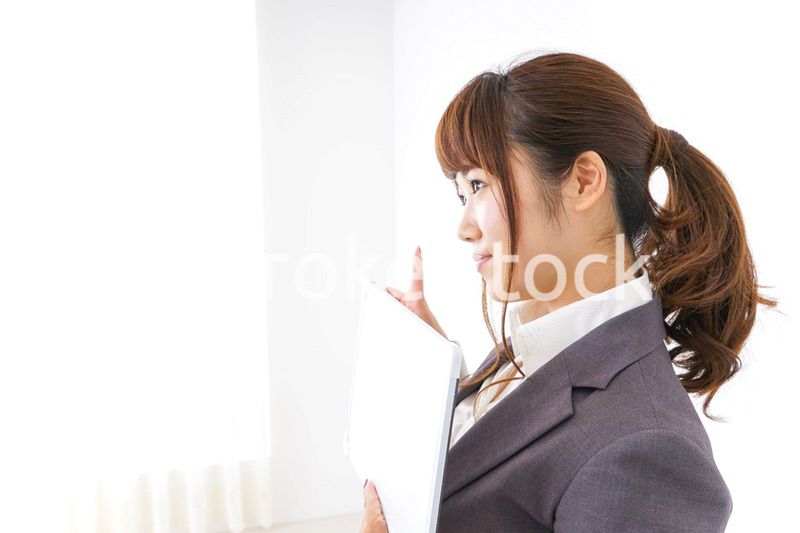 ホワイトボードを持つビジネスウーマン