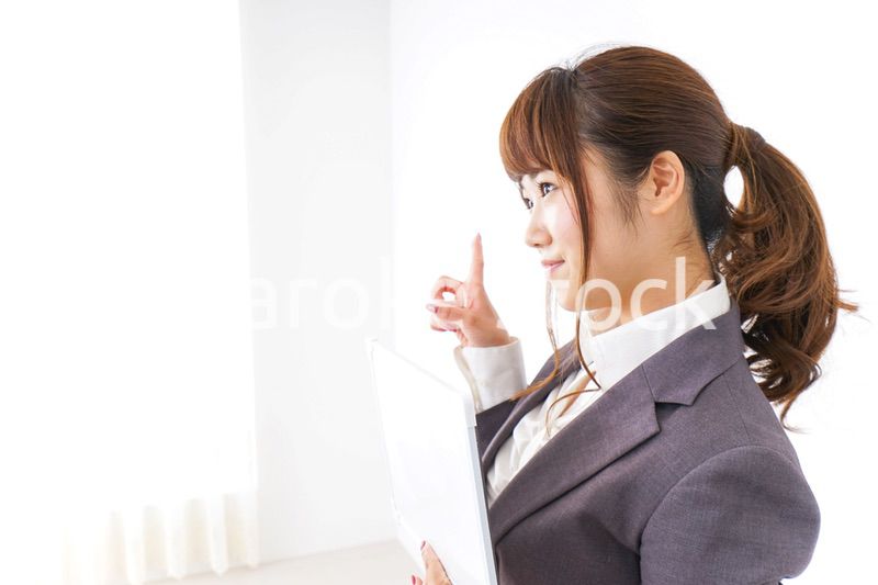 ホワイトボードを持つビジネスウーマン