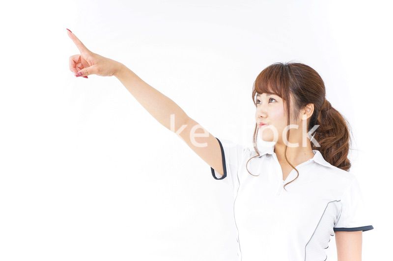 ゴールを見る女性