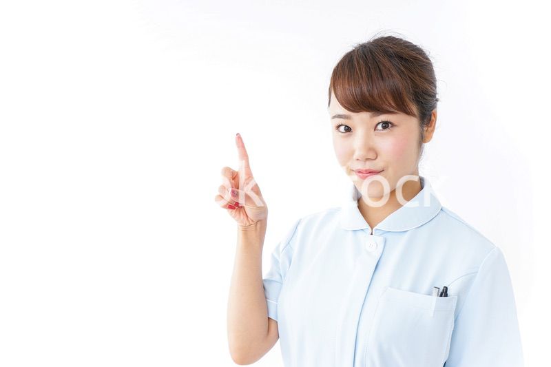 指を指す看護師
