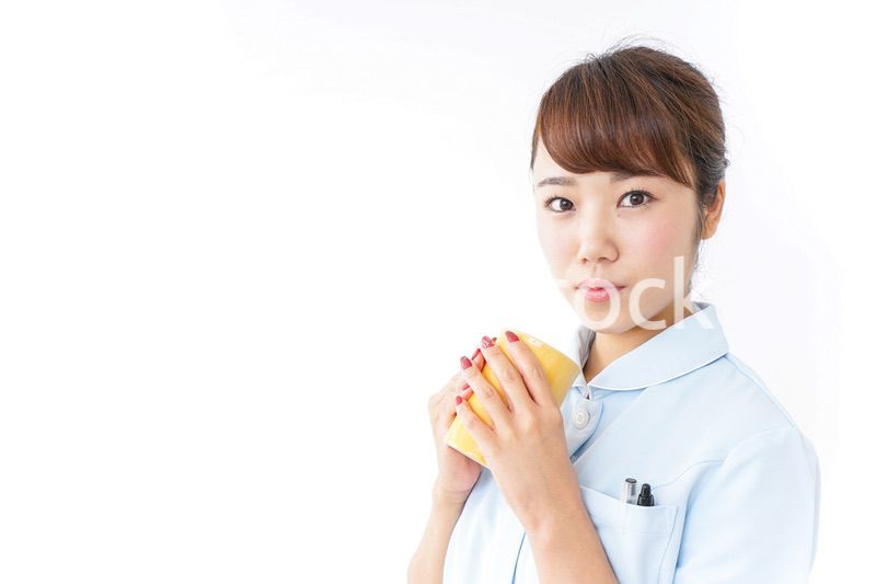 マグカップを持つ看護師