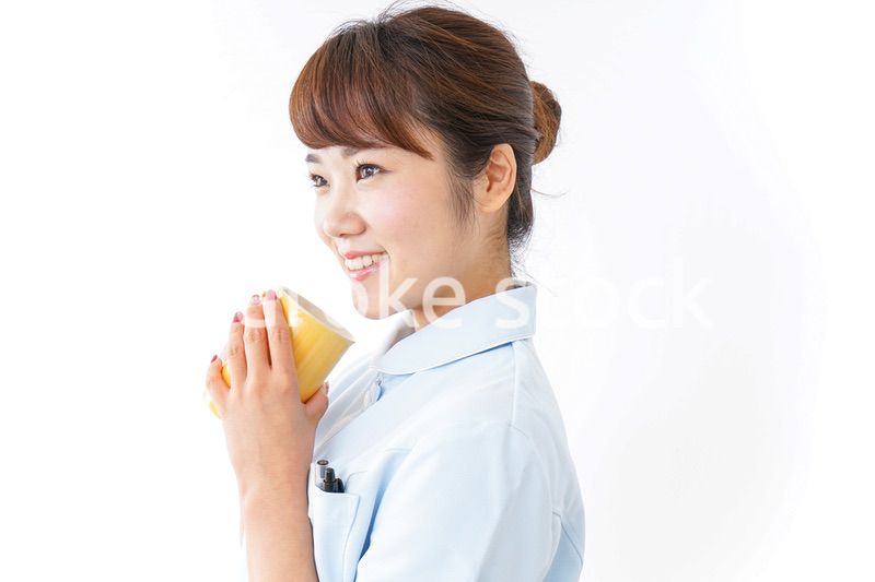 マグカップを持つ看護師
