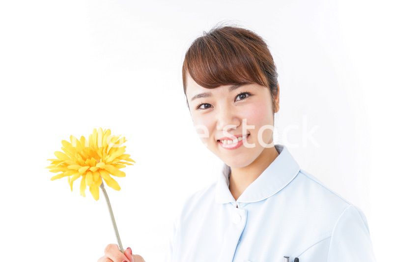 花を持つ看護師