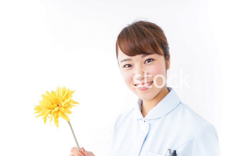 花を持つ看護師