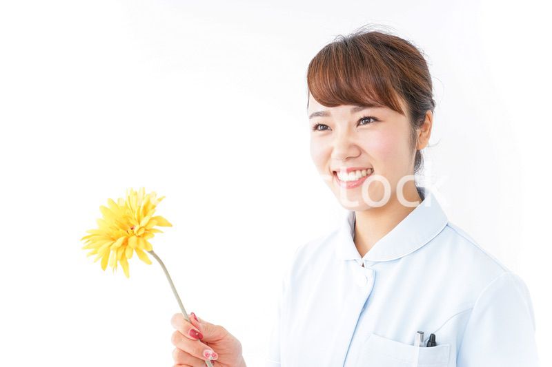 花を持つ看護師