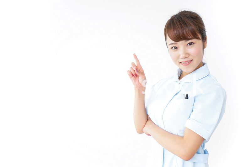 指を指す看護師