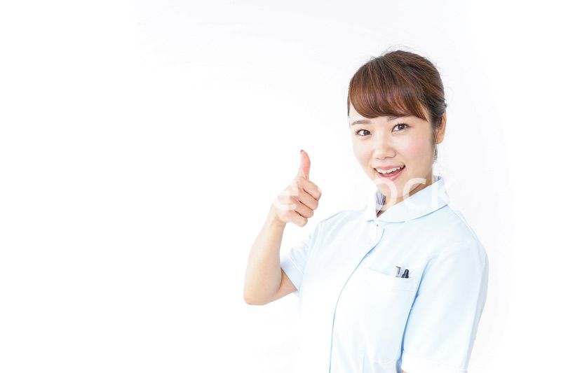 ガッツポーズをする看護師