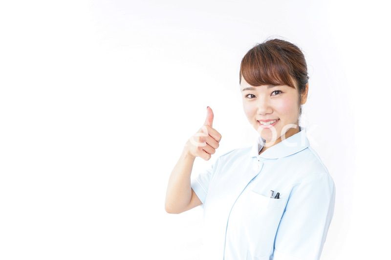 ガッツポーズをする看護師