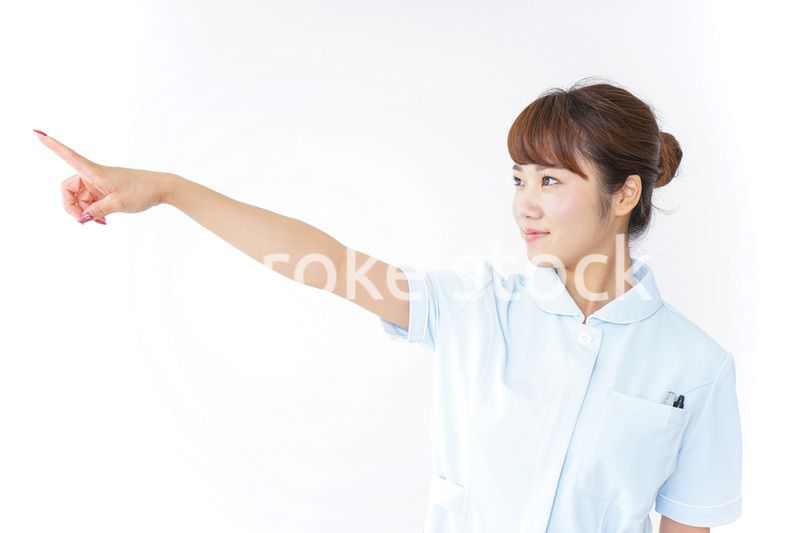 指を指す看護師