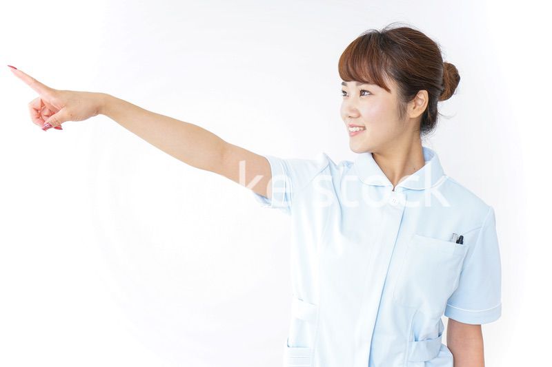 指を指す看護師