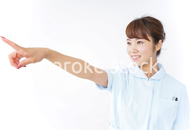指を指す看護師