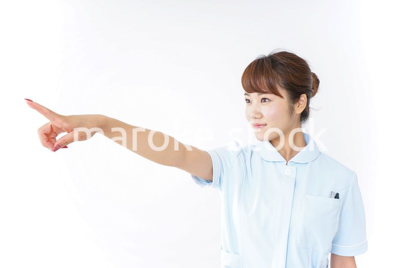 指を指す看護師